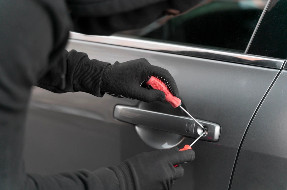 Emergency Car Unlocking DIY vs Professional Help